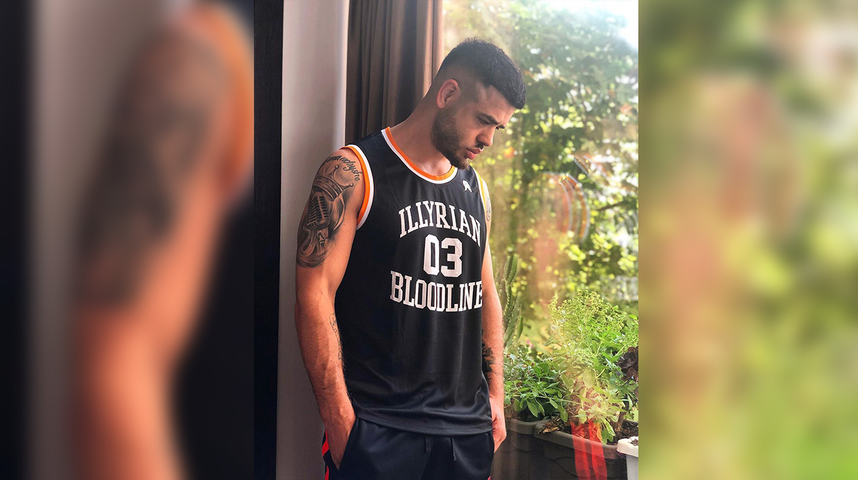 Noizy surprizon fëmijët jetimë në Durrës, ja gjesti emocionues