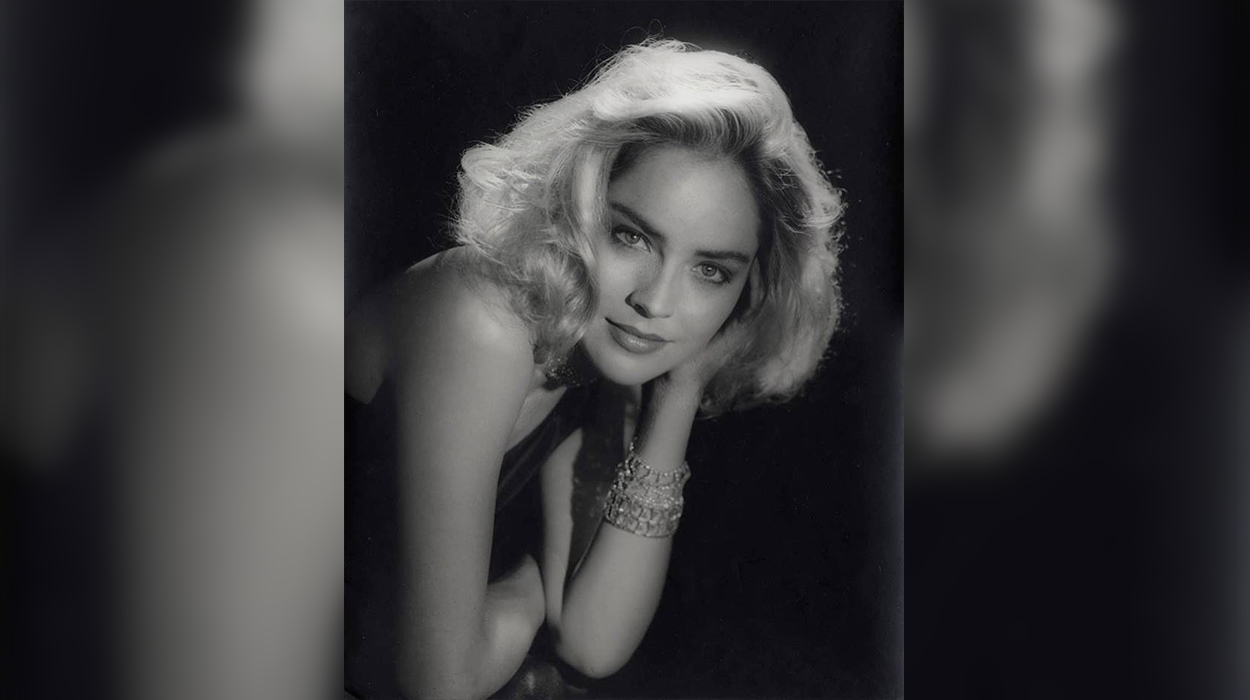 Risjell skenën e “Basic Instinct” pas 30 vjetësh, Sharon Stone mahnit publikun në skenë