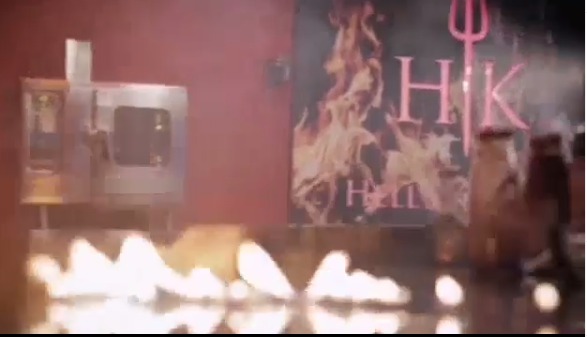 Zjarr në “Hell’s Kitchen”, zjarrfikësit nxjerrin me urgjencë konkurentët