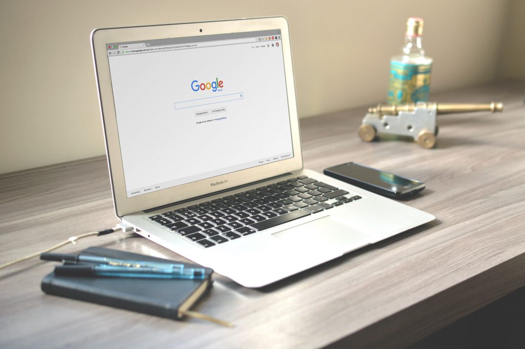 light-smartphone-macbook-mockup-67112 (1)