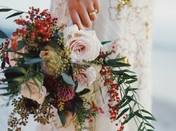 woman-holding-bouquet-of-flowers-712651