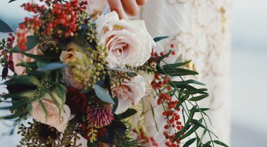 woman-holding-bouquet-of-flowers-712651