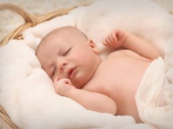 baby-sleeping-on-white-cotton-161709