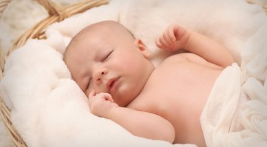 baby-sleeping-on-white-cotton-161709