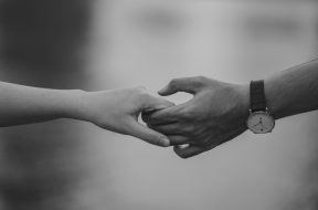 monochrome-photo-of-couple-holding-hands-1004014