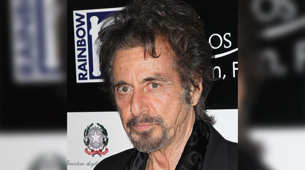 Al Pacino rrëzohet në tapetin e kuq, ja pamjet që po bëjnë xhiron e rrjetit
