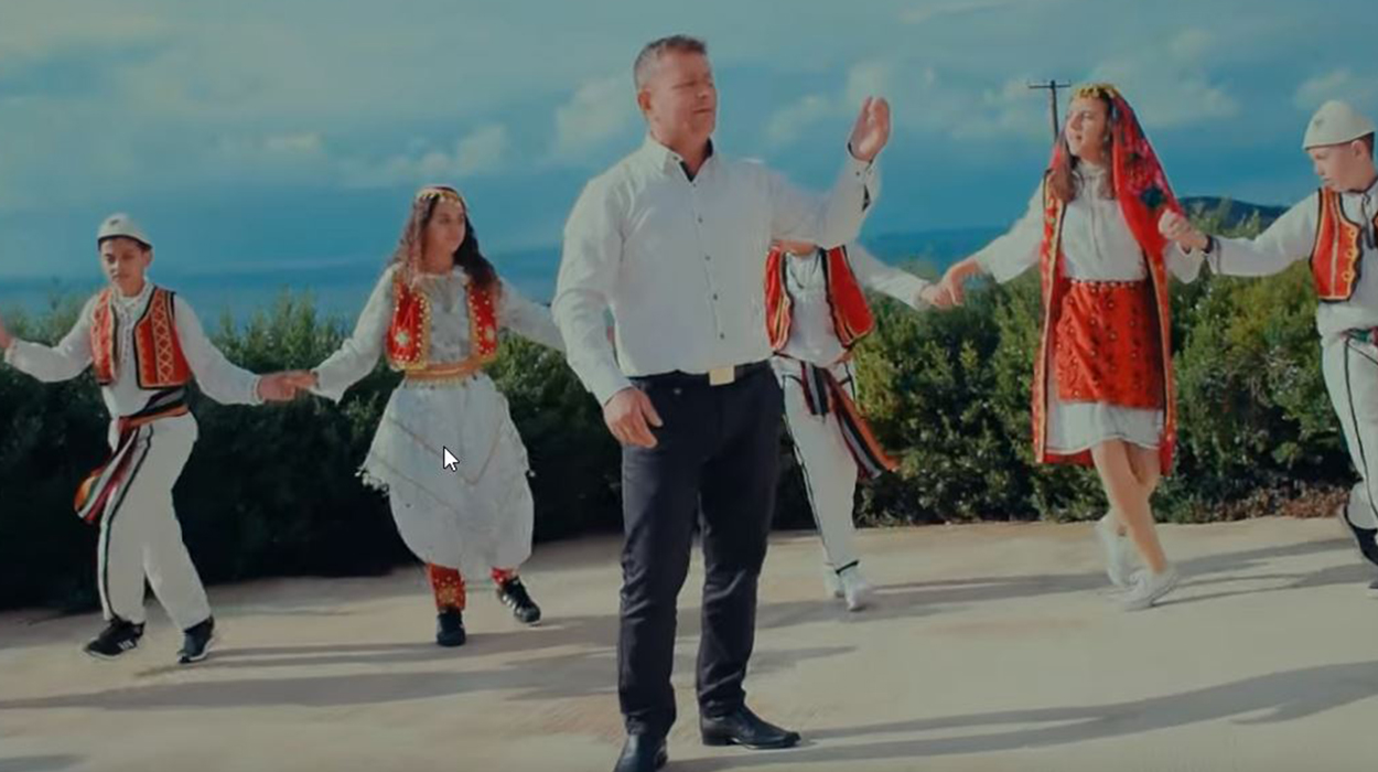 Këngë për shqiptarët larg familjes, këngëtari emocionon me mesazhin dhe vargjet
