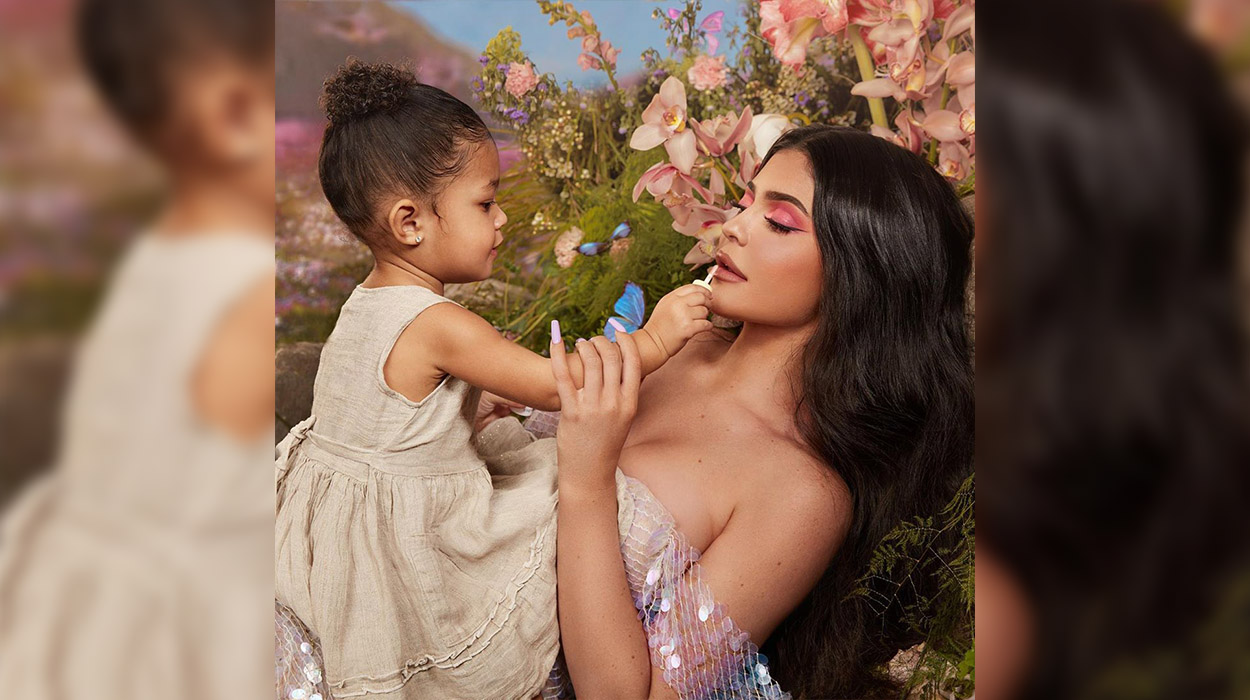 Vetëm dy vjeç dhe një ikonë mode, pozat e vajzës së Kylie Jenner na lanë pa fjalë