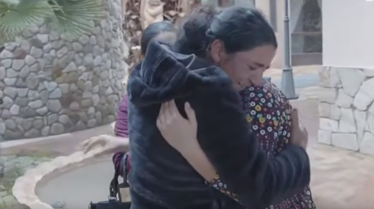 Vajza gjen familjen 25 vite pas rrëmbimit, e ëma shpërthen në lotë gjatë momentit të ribashkimit