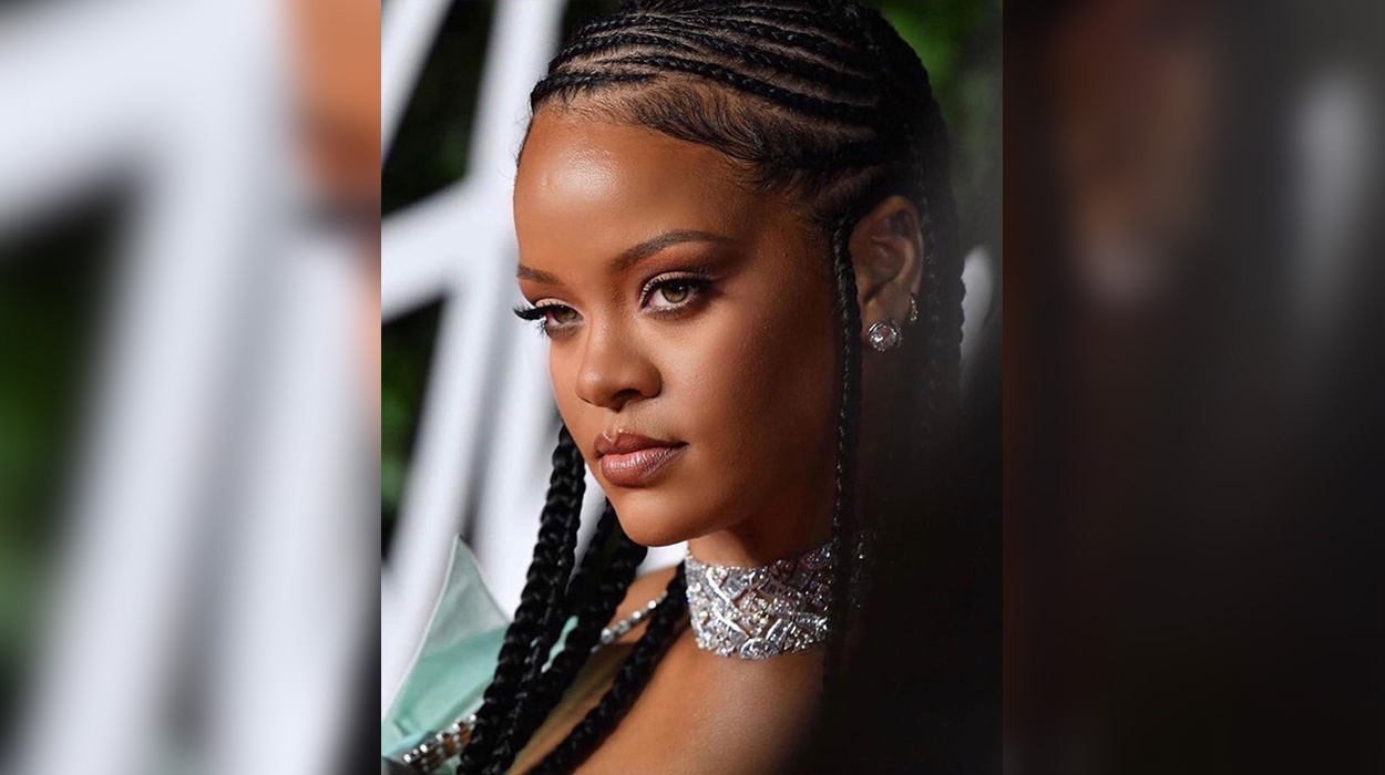 Rihanna super provokuese, pozon me të brendshme seksi përballë pasqyrës