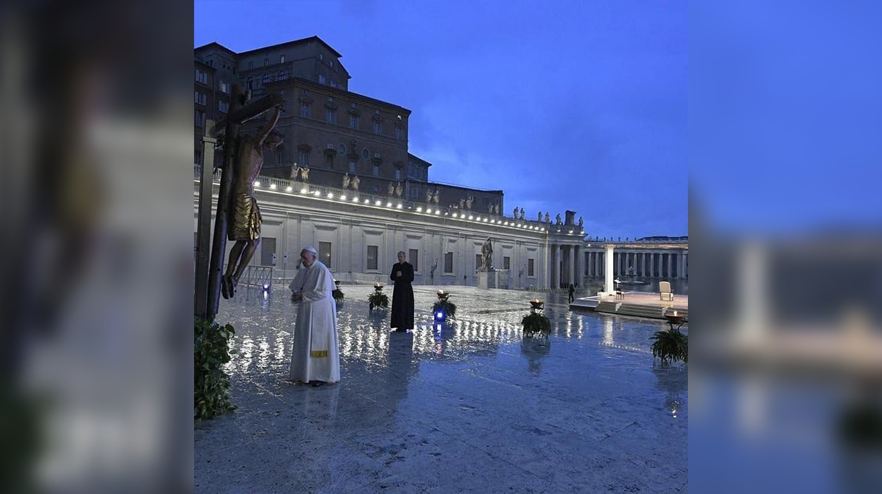 Lutje në sheshin e zbrazët të Shën Pjetrit, Papa Françesku lutet për fundin e pandemisë