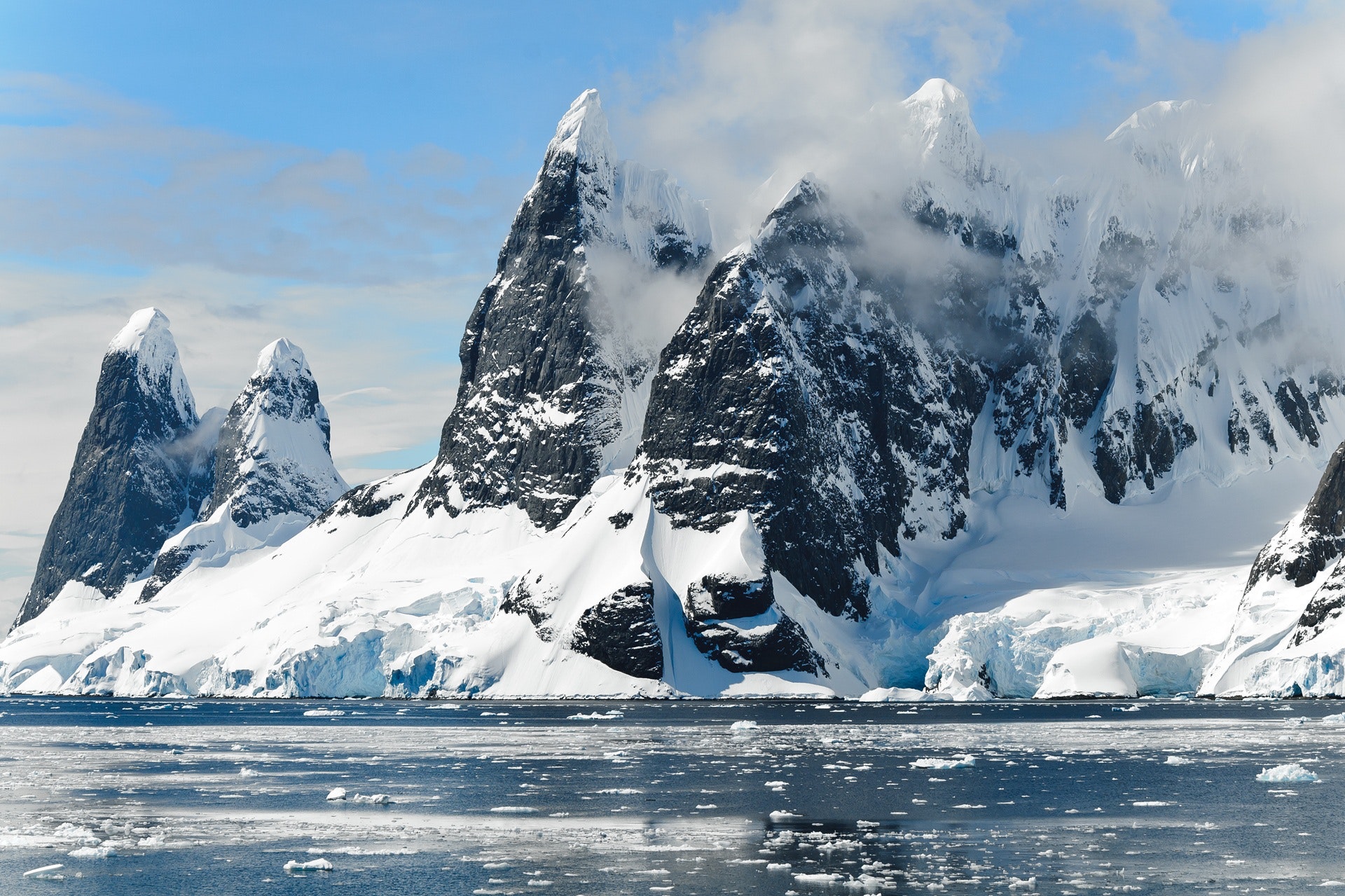 Shkrirja e akujve në Antarktidë, zbulohet një ishull i panjohur