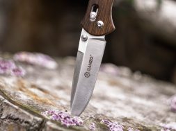 ganzo-knife-stuck-on-wood-stump-213084