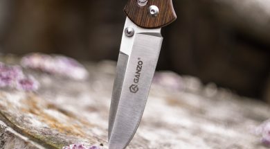 ganzo-knife-stuck-on-wood-stump-213084