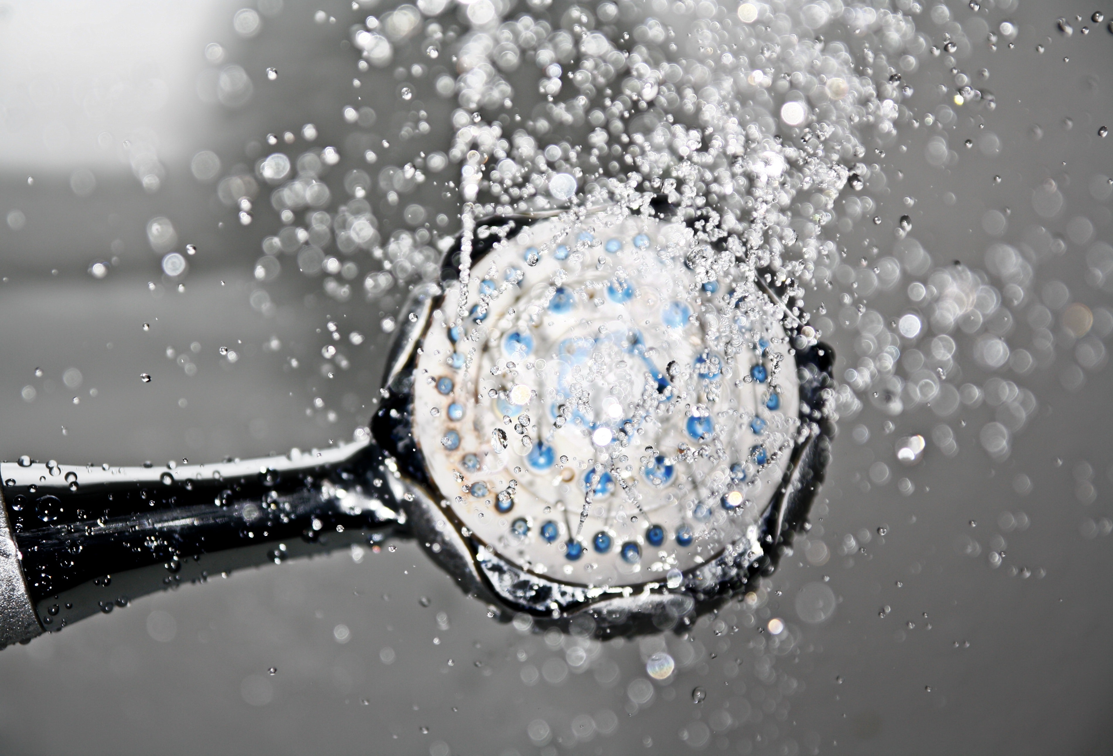 Përfitimet e një dushi me ujë të ftohtë, ja përse duhet ta provoni patjetër