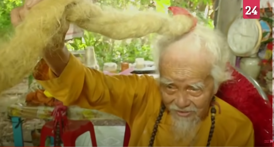 Njihuni me burrin që ka flokë 5 metra të gjatë dhe nuk i lan prej 80 vitesh (video)