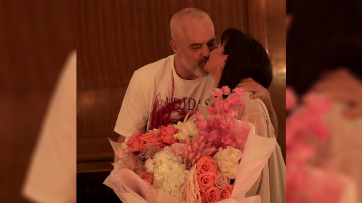 10 vite martesë mes dhuratash dhe puthjesh, Kryeministri Rama suprizon të shoqen
