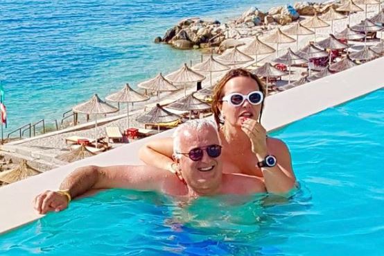 Prindërit e Rita Orës zgjedhin për tu relaksuar nën bukuritë e Shqipërisë