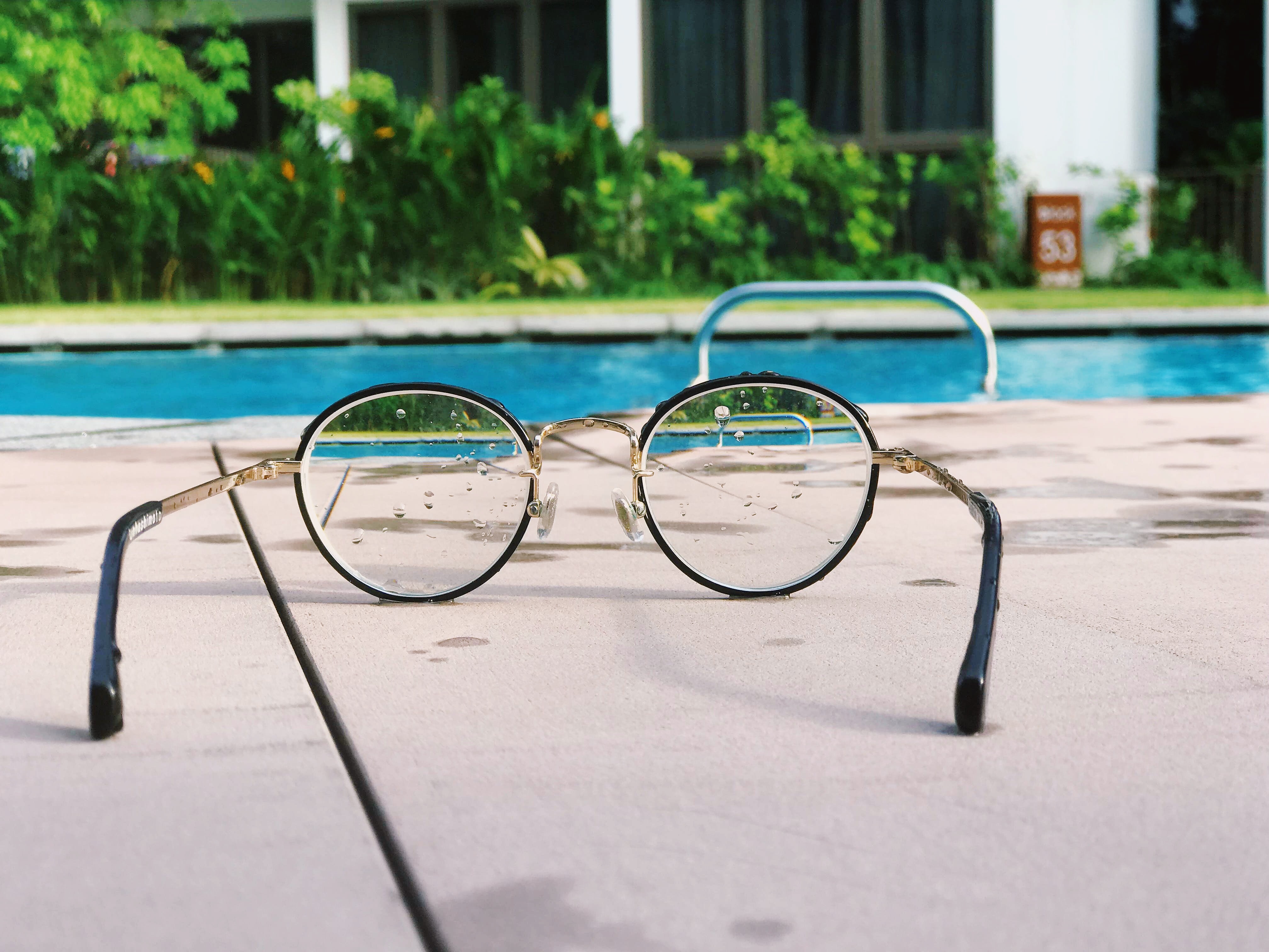 Si ti pastrojmë syzet shpejt dhe thjeshtë, mjaftojnë vetëm këto 5 hapa