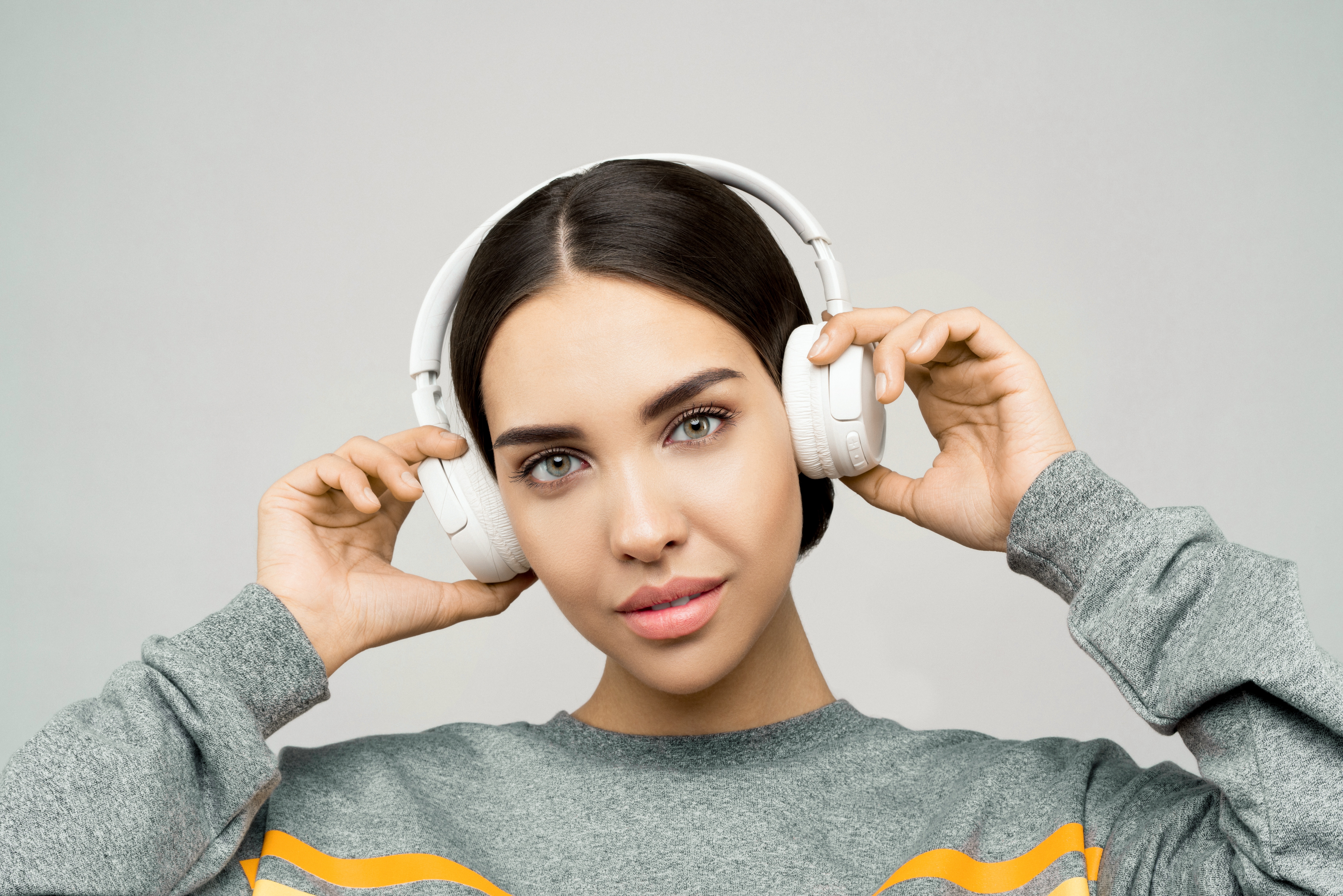 5 mënyra për të parandaluar humbjen e dëgjimit gjatë përdorimit të kufjeve