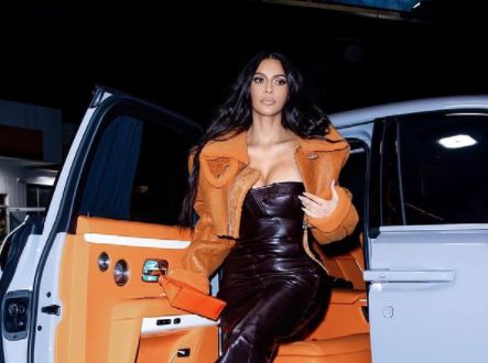 Stili i guximshëm i Kim Kardashian po bën xhiron e rrjetit