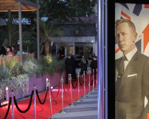 Si u veshën personazhet e famshëm në premierën e filmit të James Bond në Tiranë