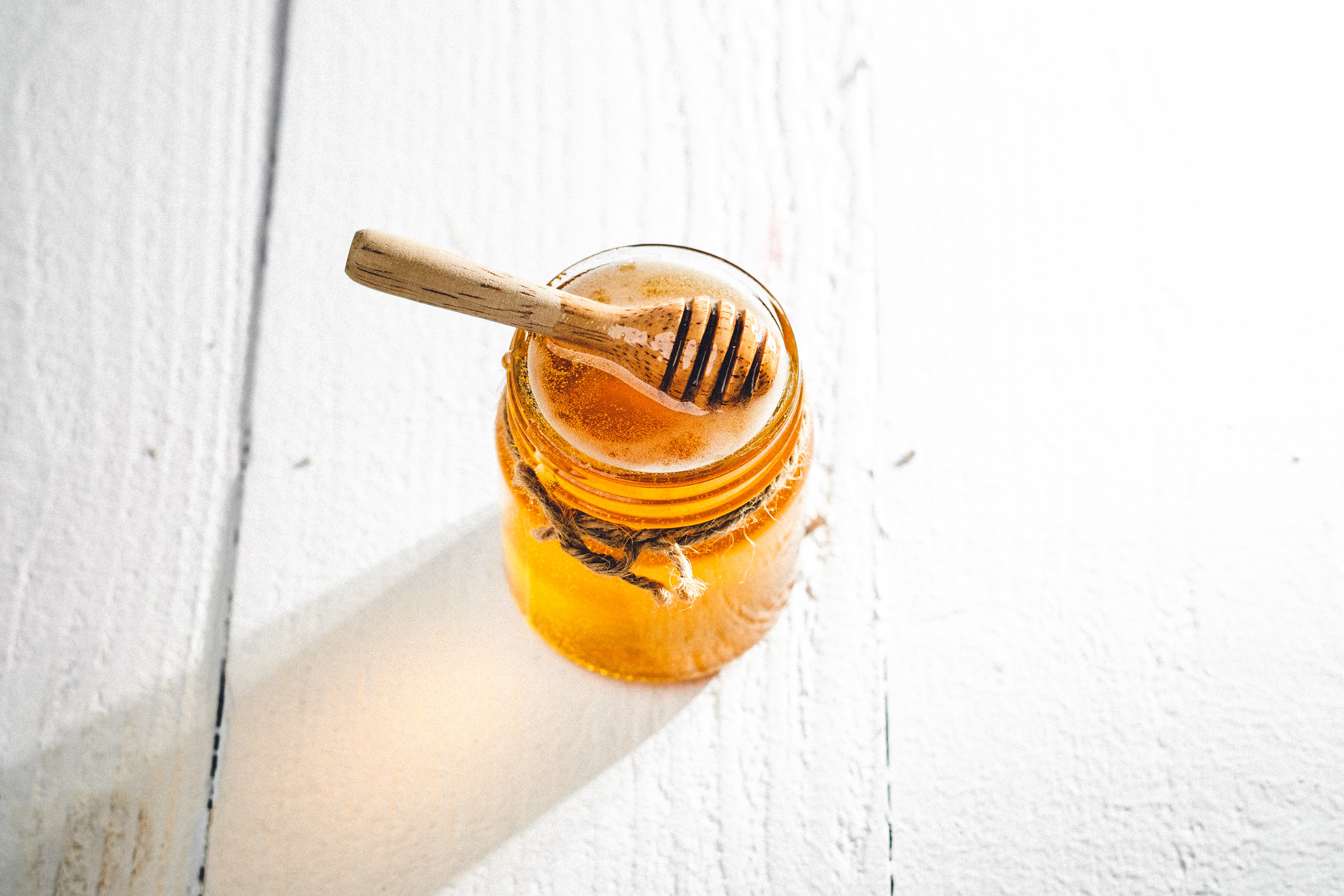 Mrekullitë që bën përdorimi i mjaltit në lëkurën tuaj janë thjeshtë befasuese