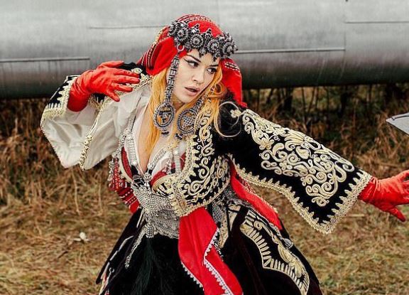 Nuk iu ndahet rrënjëve! Rita Ora dhuron veshjen tradicionale në Muzeun Etnografik të Tiranës