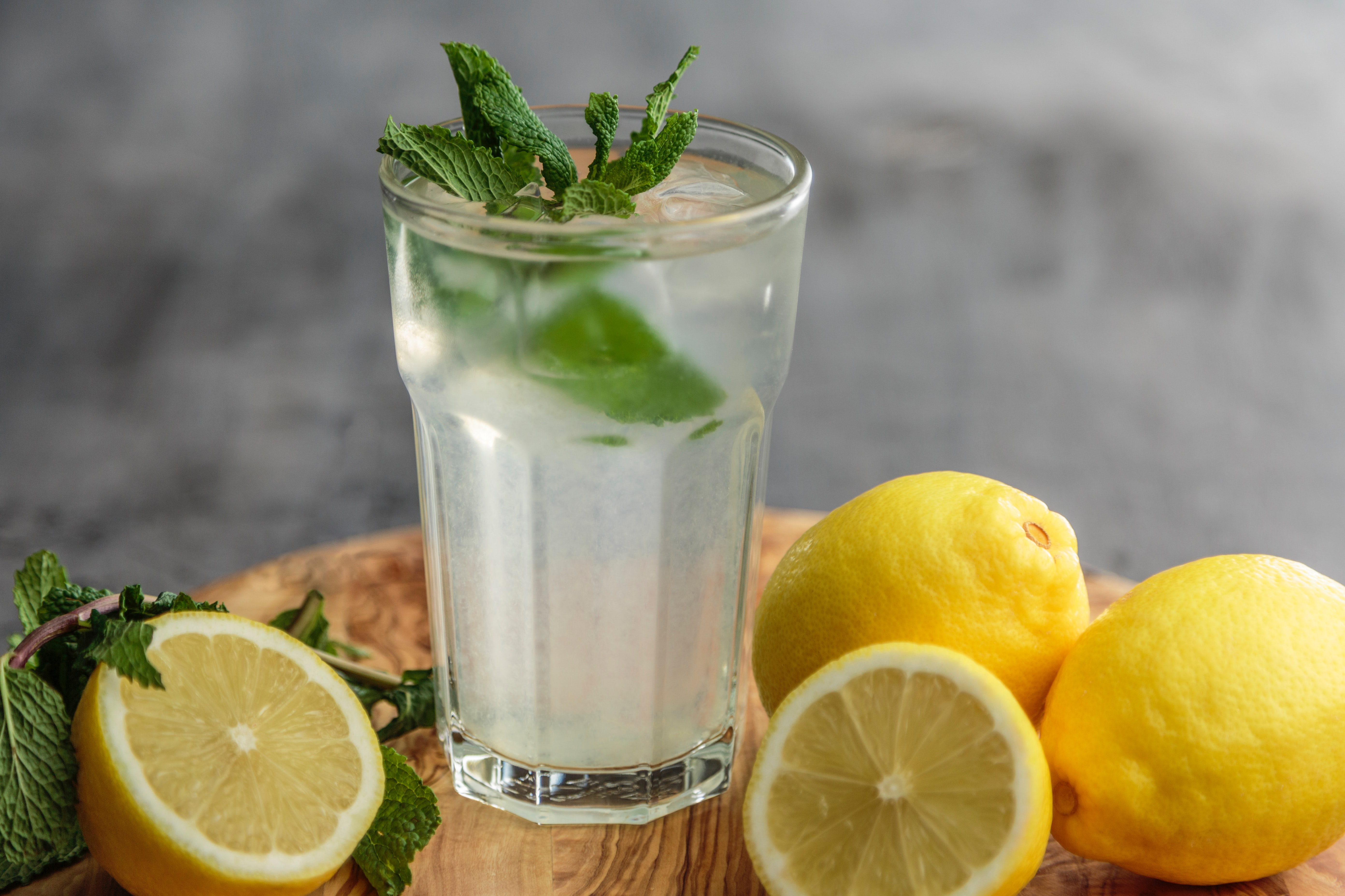 Konsumoni ujë me limon çdo ditë, ja nga se rrezikohet metabolizmi juaj
