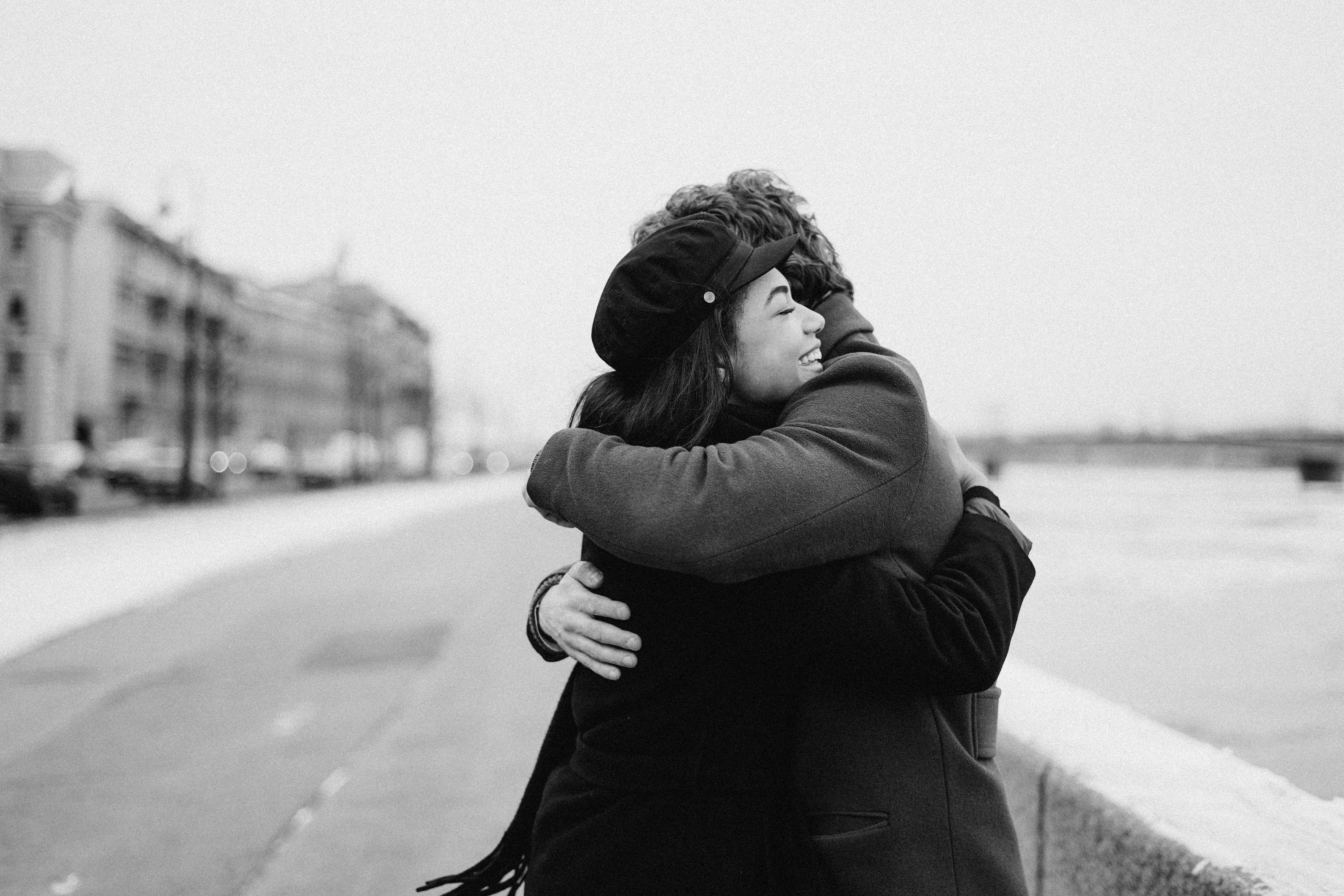 Llojet e përqafimeve, ja çfarë zbulojnë për ndjenjat e personit
