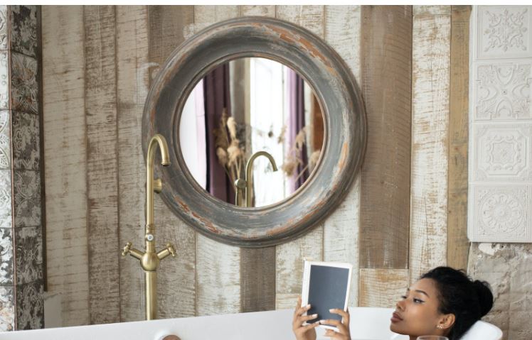 Tri arsye pse duhet të mbani më shumë pasqyra në shtëpinë tuaj