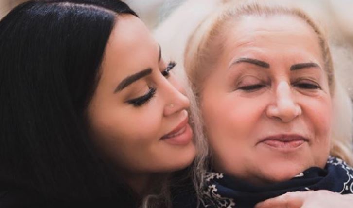 E përmalluar nga distanca, Dafina Zeqiri publikon bisedën me të ëmën