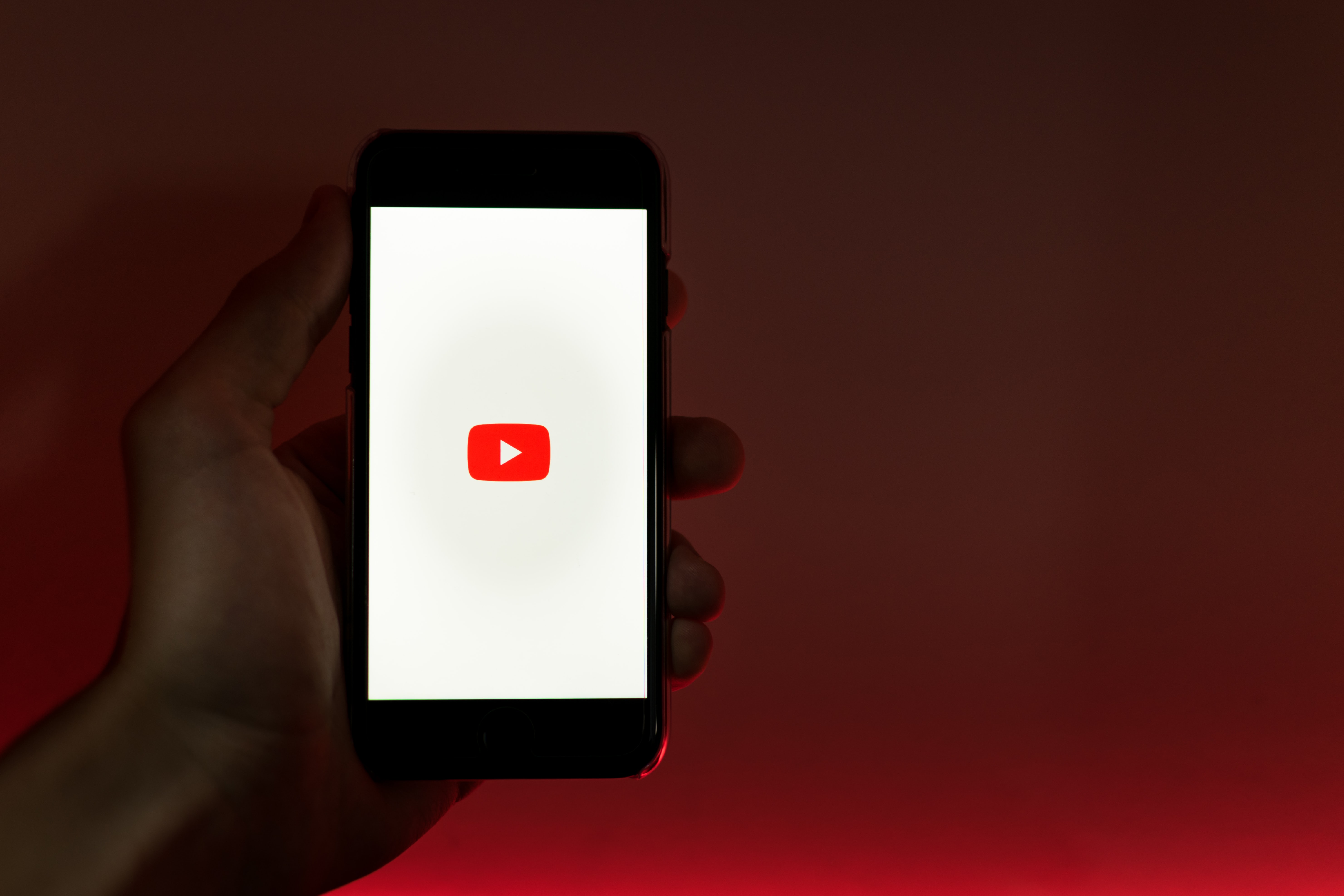 Shtërngim masash ndaj dezinformimit, YouTube merr kërkesën strikte