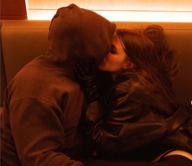 Në momente intime, Kanye West dhe Julia Fox zyrtarizojnë lidhjen publikisht