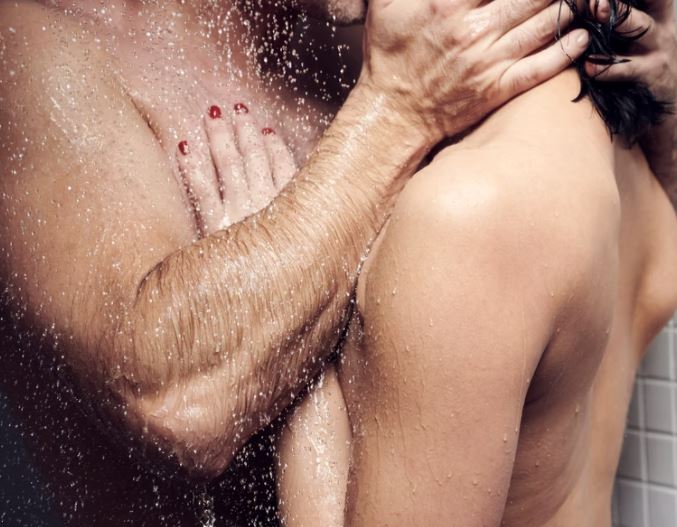 Pozicionet interesante që çiftet nuk i anashkalojnë kurrë gjatë seksit në dush