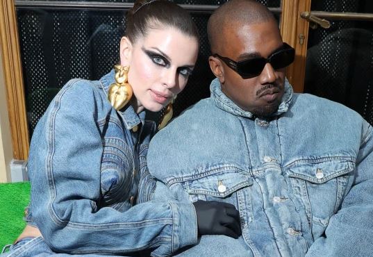Kanye West dhe Julia Fox shfaqen në momente të nxehta para papracëve