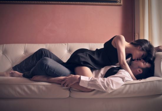 Këto 5 pozicione të nxehta meshkujt i vlersojnë më shumë në shtrat