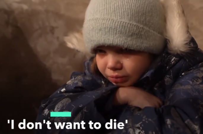 ‘Nuk dua të vdes’, mes lotësh vogëlushja nga Ukraina rrënqeth rrjetin