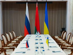 GOMEL REGION, BELARUS - FEBRUARY 28, 2022: Russian and Ukrainian flags are seen at the venue of the forthcoming Russian-Ukrainian talks. On 27 February, an agreement was reached with the Ukrainian side about talks in the Gomel Region of Belarus in connection with the Russian military operation in Ukraine. Early on 24 February, Russia's President Putin announced his decision to launch a special military operation after considering requests from the leaders of the Donetsk People's Republic and Lugansk People's Republic. Alexander Kryazhev/POOL/TASS

Áåëîðóññèÿ. Ãîìåëüñêàÿ îáëàñòü. Ïåðåä íà÷àëîì ðîññèéñêî-óêðàèíñêèõ ïåðåãîâîðîâ. 27 ôåâðàëÿ ñ óêðàèíñêîé ñòîðîíîé áûëà äîñòèãíóòà äîãîâîðåííîñòü î ïðîâåäåíèè ïåðåãîâîðîâ â Ãîìåëüñêîé îáëàñòè Áåëîðóññèè íà ôîíå ïðîâåäåíèÿ îáúÿâëåííîé 24 ôåâðàëÿ ïðåçèäåíòîì ÐÔ Âëàäèìèðîì Ïóòèíûì ñïåöèàëüíîé âîåííîé îïåðàöèè íà Óêðàèíå â îòâåò íà îáðàùåíèå ðóêîâîäèòåëåé ðåñïóáëèê Äîíáàññà (ÄÍÐ è ËÍÐ) î ïîìîùè. Àëåêñàíäð Êðÿæåâ/POOL/ÒÀÑÑ