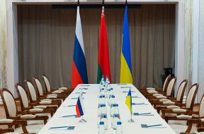 GOMEL REGION, BELARUS - FEBRUARY 28, 2022: Russian and Ukrainian flags are seen at the venue of the forthcoming Russian-Ukrainian talks. On 27 February, an agreement was reached with the Ukrainian side about talks in the Gomel Region of Belarus in connection with the Russian military operation in Ukraine. Early on 24 February, Russia's President Putin announced his decision to launch a special military operation after considering requests from the leaders of the Donetsk People's Republic and Lugansk People's Republic. Alexander Kryazhev/POOL/TASS

Áåëîðóññèÿ. Ãîìåëüñêàÿ îáëàñòü. Ïåðåä íà÷àëîì ðîññèéñêî-óêðàèíñêèõ ïåðåãîâîðîâ. 27 ôåâðàëÿ ñ óêðàèíñêîé ñòîðîíîé áûëà äîñòèãíóòà äîãîâîðåííîñòü î ïðîâåäåíèè ïåðåãîâîðîâ â Ãîìåëüñêîé îáëàñòè Áåëîðóññèè íà ôîíå ïðîâåäåíèÿ îáúÿâëåííîé 24 ôåâðàëÿ ïðåçèäåíòîì ÐÔ Âëàäèìèðîì Ïóòèíûì ñïåöèàëüíîé âîåííîé îïåðàöèè íà Óêðàèíå â îòâåò íà îáðàùåíèå ðóêîâîäèòåëåé ðåñïóáëèê Äîíáàññà (ÄÍÐ è ËÍÐ) î ïîìîùè. Àëåêñàíäð Êðÿæåâ/POOL/ÒÀÑÑ