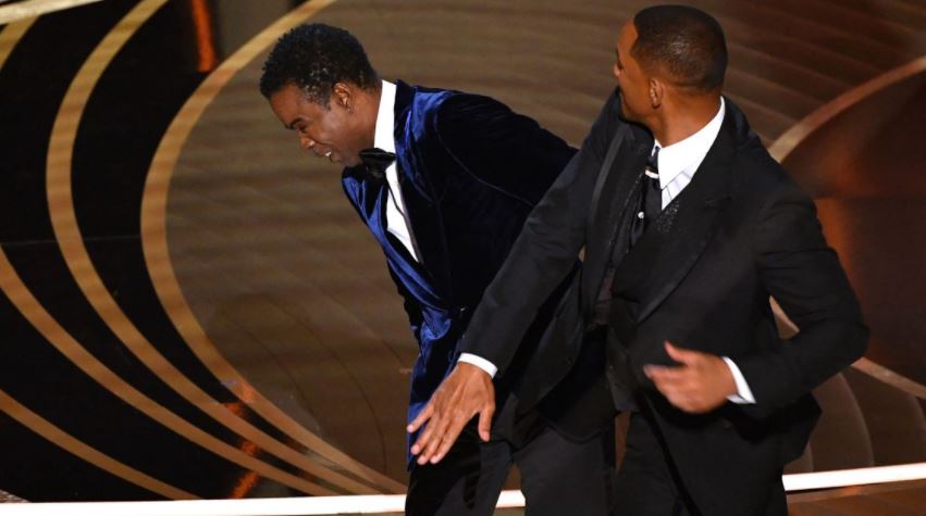 Çmenduri në ‘Oscars’ Will Smith godet me shuplakë Chris Rock