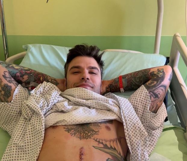 Fedez reagon pas ndërhyrjes së vështirë, ja si është gjendja e këngëtarit