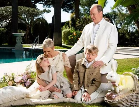 Pas sëmundjes së rëndë, Princesha Charlen rikthehet me një foto familjare