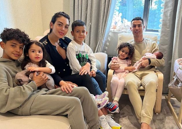 Pas humbjes së fëmijës, Cristiano Ronaldo ndan kopertinën e ëmbël me familjen