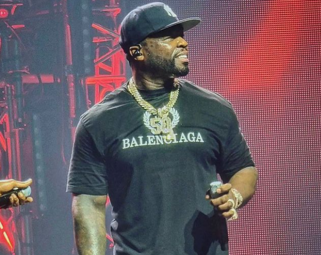 50 Cent përshëndet shqiptarët gjatë koncertit, videoja bën xhiron e rrjetit