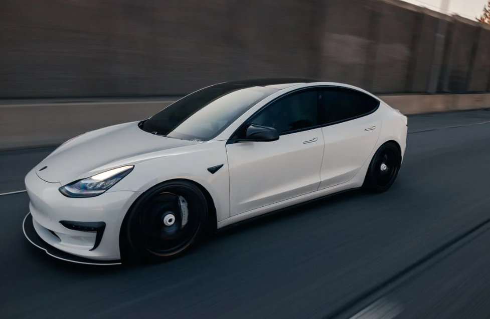 Risi e rrallë, Tesla prezanton makinën më të shpejtë në botë