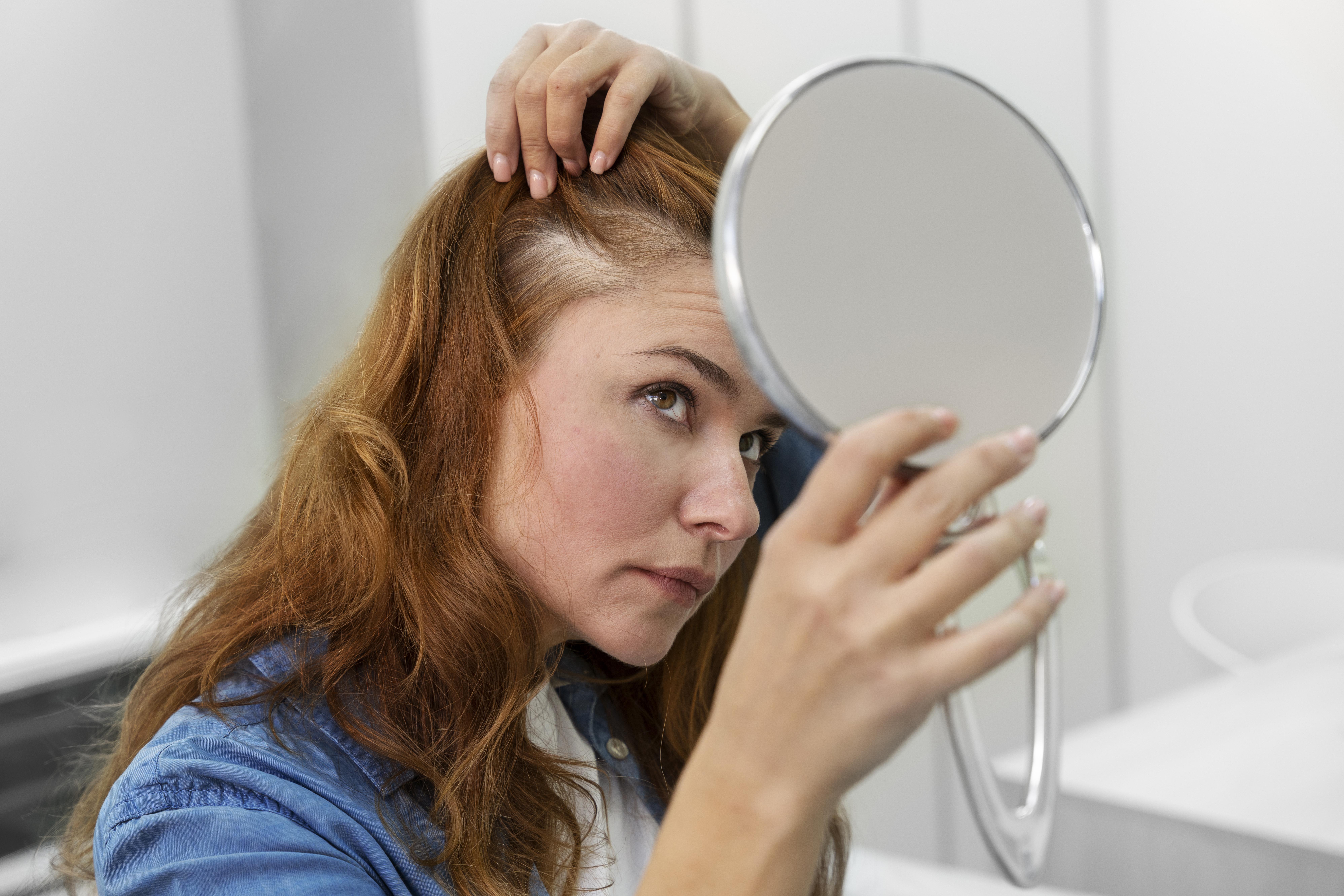 E quajmë shpesh “dhimbja e flokëve”, por çfarë e shkakton?