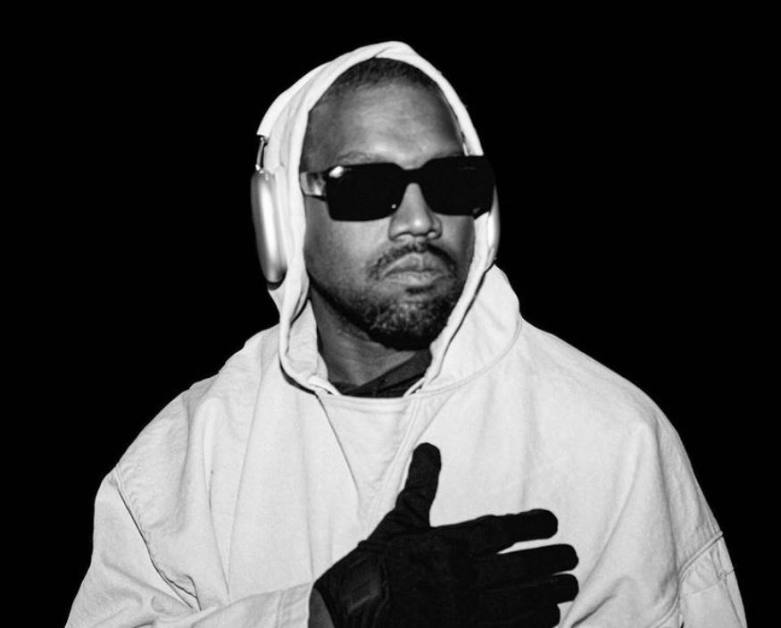I kopjuan koleksionin, Kanye West akuzon ashpër Adidas-in