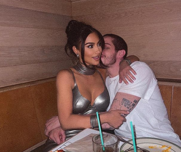 “Ndihem si m*t”, Pete Davidson shokon rrjetin pas ndarjes nga Kim Kardashian