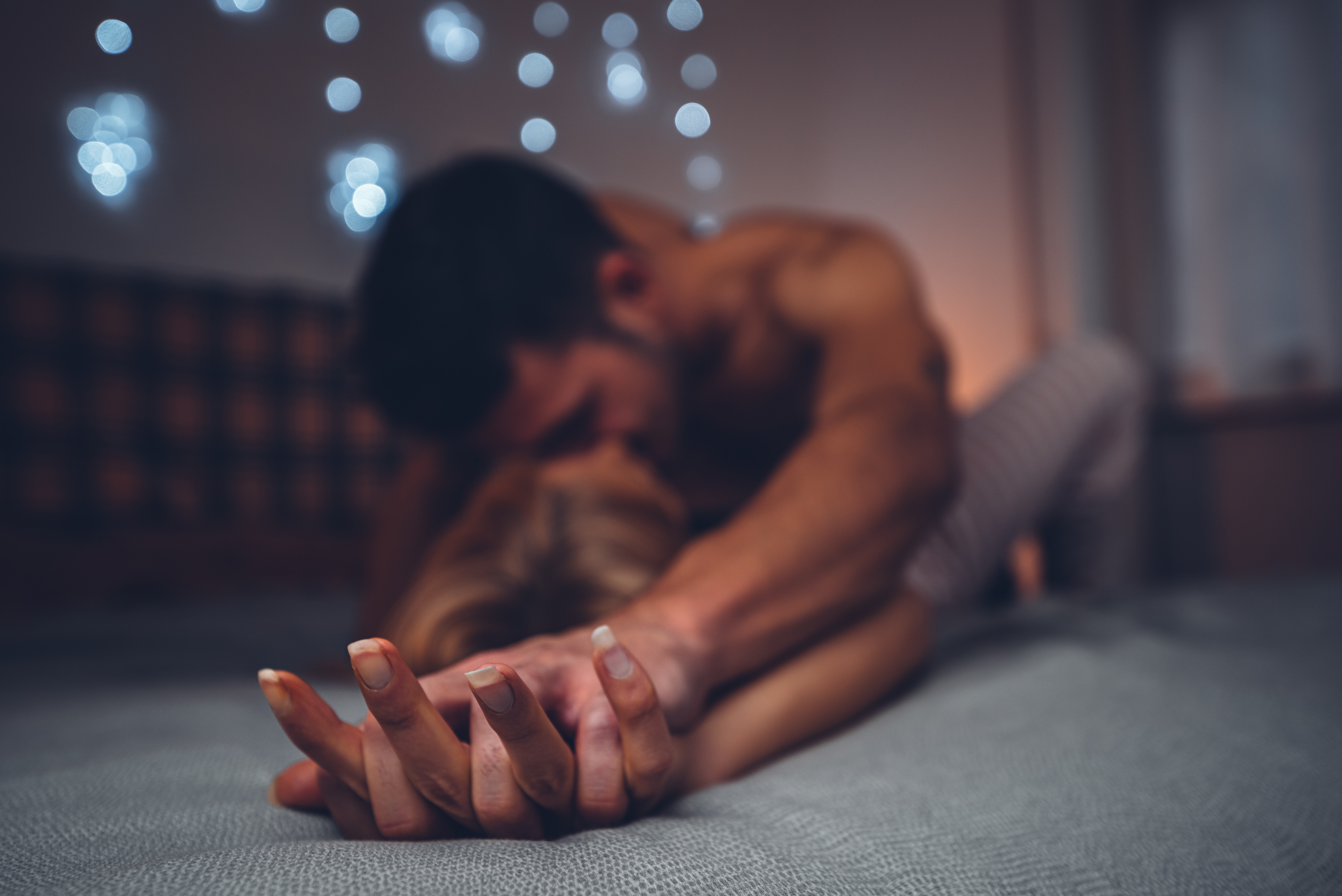 9 pozicione seksi që do t’ju ndihmojnë të bini në dashuri